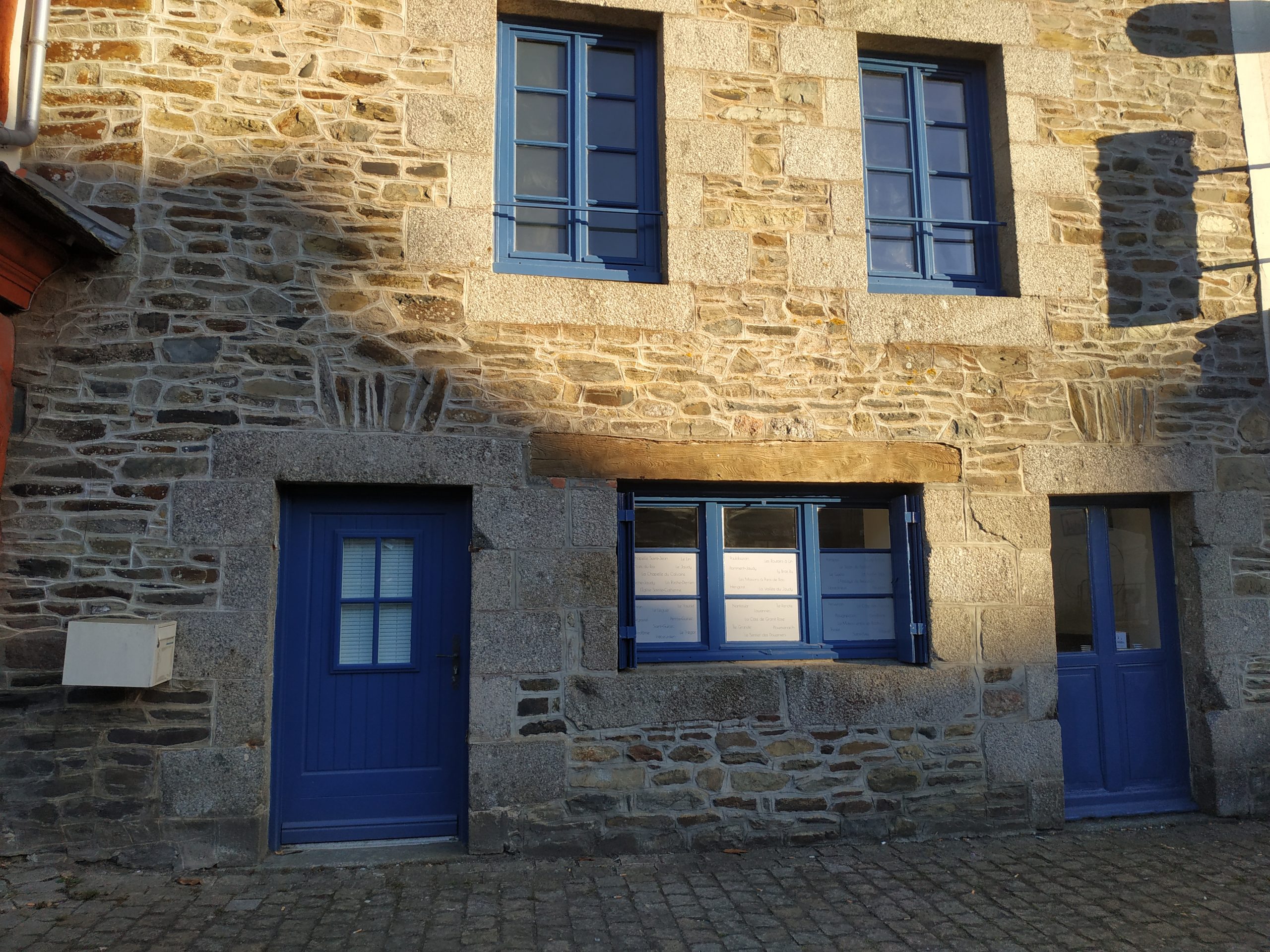 Façade de Ty Kousked adjacent à Ty Bras Ru, La Roche-Derrien