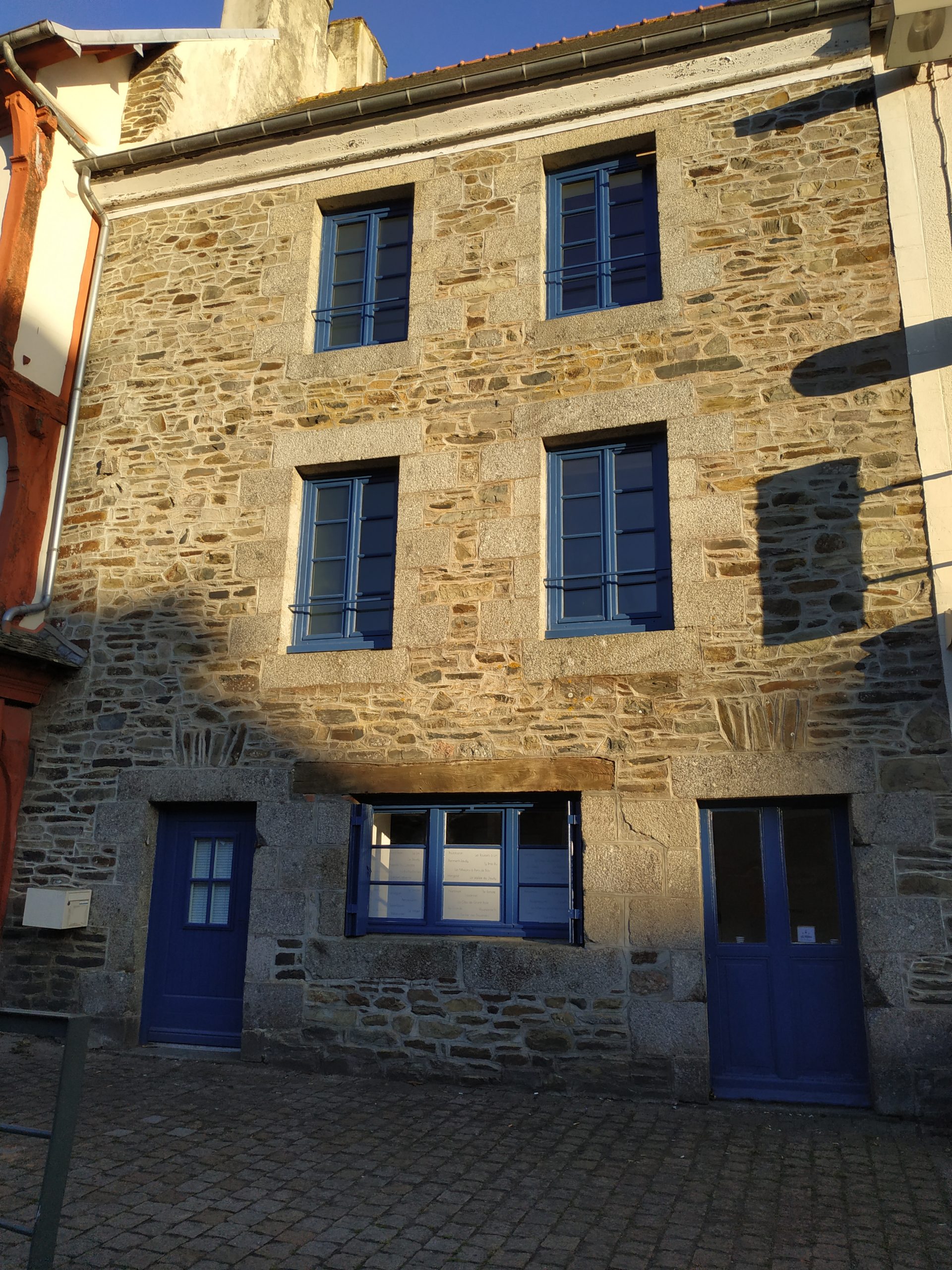 Façade du gîte Ty Kousked, La Roche-Derrien