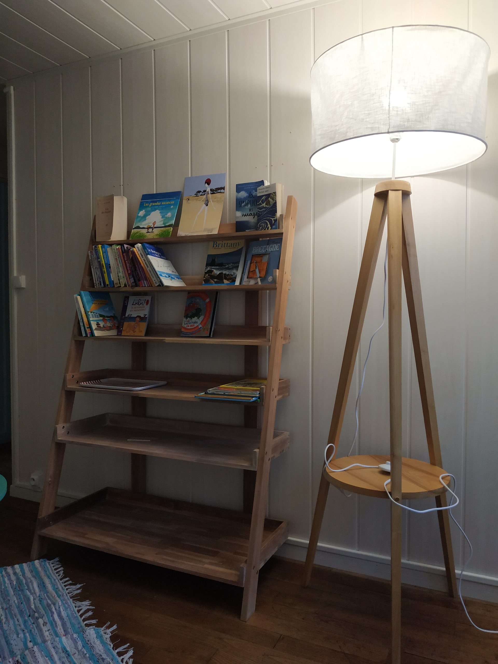 Livres et jeux dans le salon de Ty Kousked