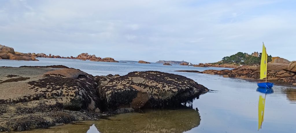 eau limpide et rocher en granit rose sur le littoral à Trégastel