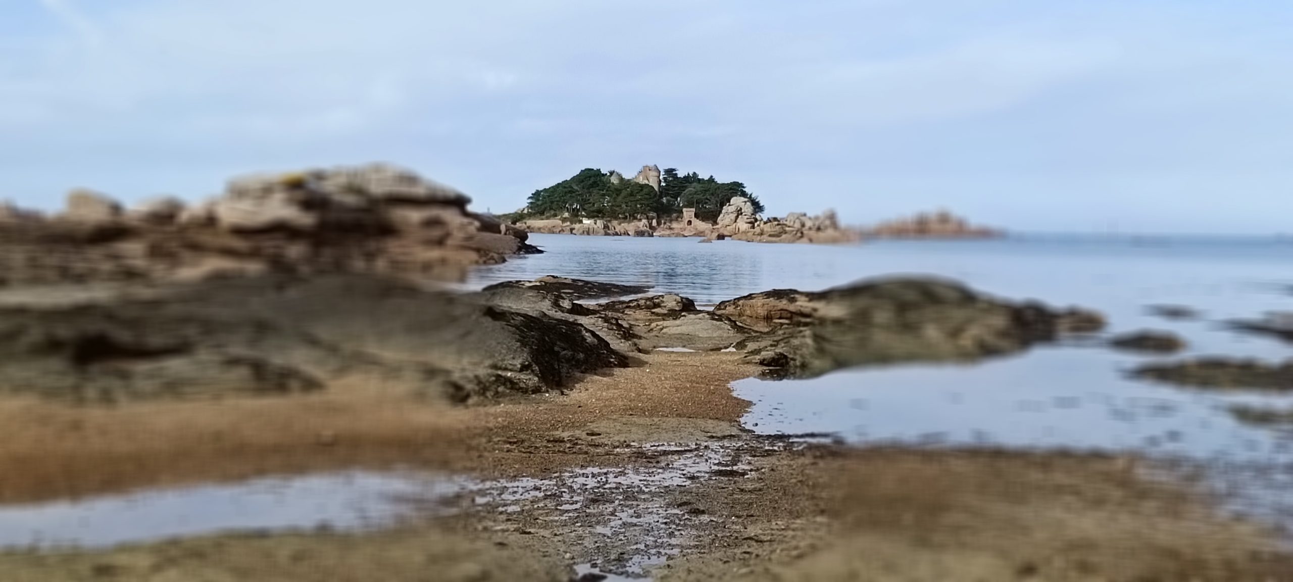 Trégastel ses plages et ses rochers, ici plage en face du chateau de coasteres