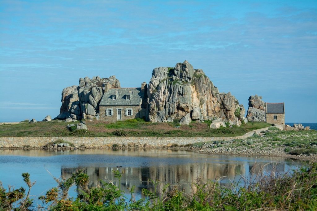 Castel Meur en été à Plougrescant autour de Lannion