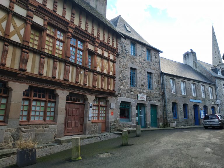 La Maison Renan , maison en pans de bois, colombage de bretagne , à Tréguier dans le departement 22.